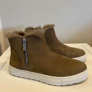 J Slides faux fur lined olive faux suede ankle boots size 9